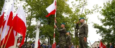 Flagi, apel i salwa honorowa. Hołd dla obrońców Polski w Kielcach